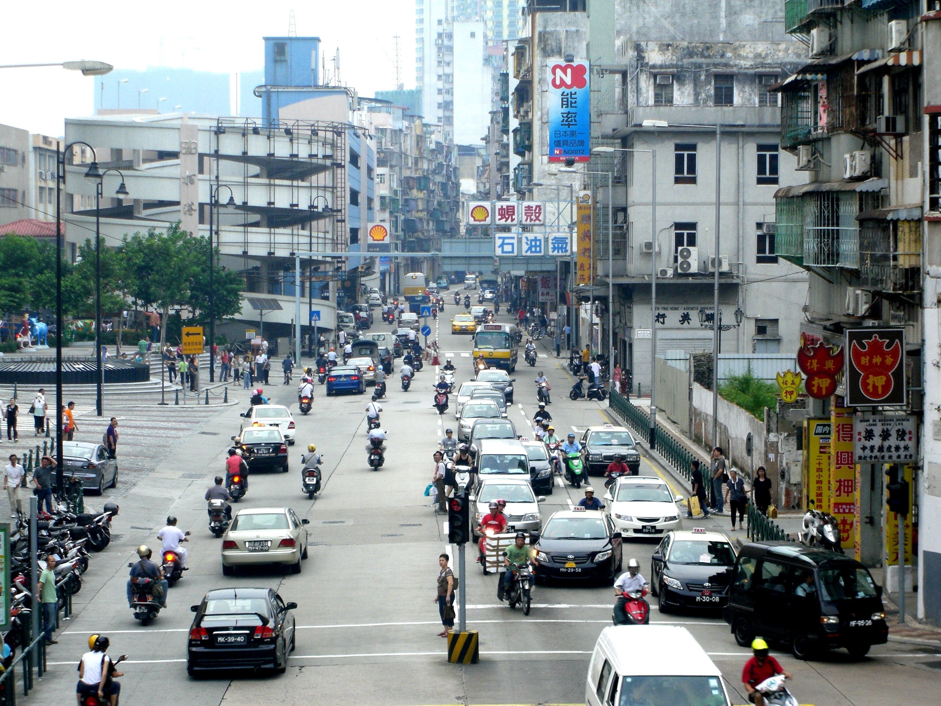 Traffic and buildings on Rua do Visconde Paço de Arcos in Macau in August 2009 Traffic and buildings on Rua do Visconde Paço de Arcos in Macau in August 2009